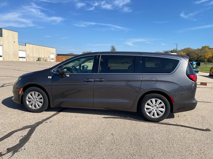 #1519-•-2020-chrysler-voyager-mini-van-(has-wi-title)-image-8