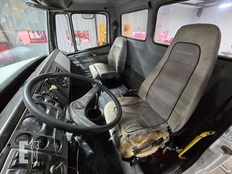 2000-freightliner-fl80-image-9