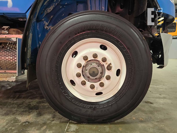2010-freightliner-business-class-m2-106-image-17