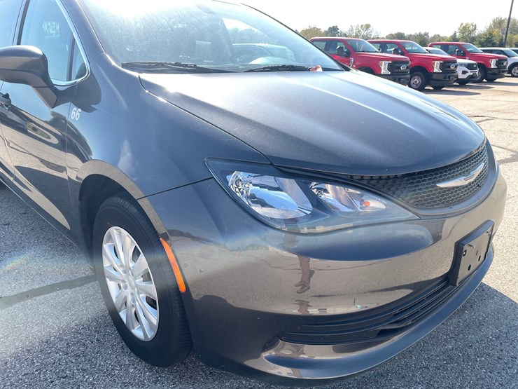 #1519-•-2020-chrysler-voyager-mini-van-(has-wi-title)-image-12