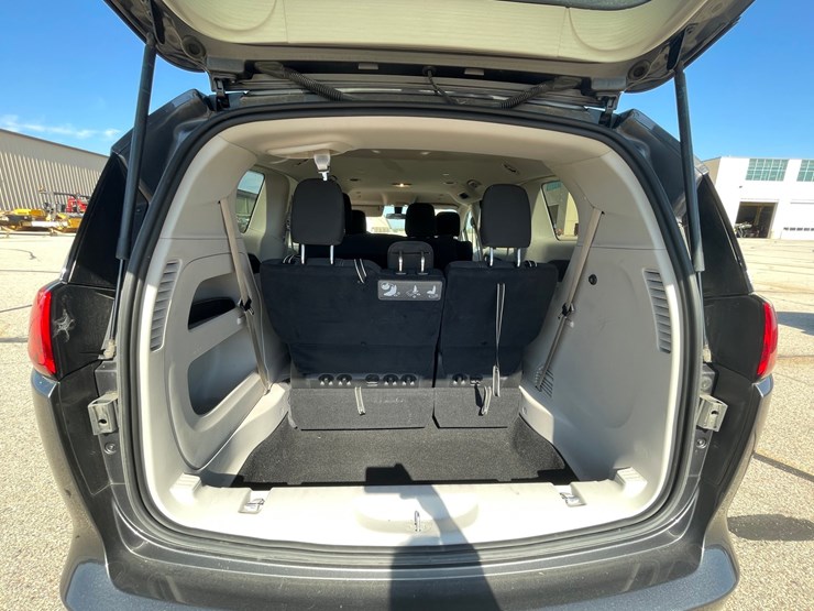 #1517-•-2021-chrysler-voyager-mini-van-(has-wi-title)-image-14