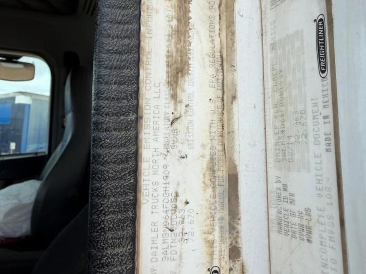 2015-freightliner-122sd-image-33