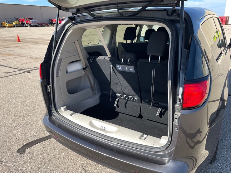 #1519-•-2020-chrysler-voyager-mini-van-(has-wi-title)-image-18