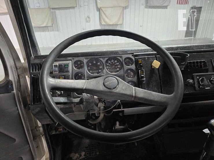 2000-freightliner-fl80-image-10