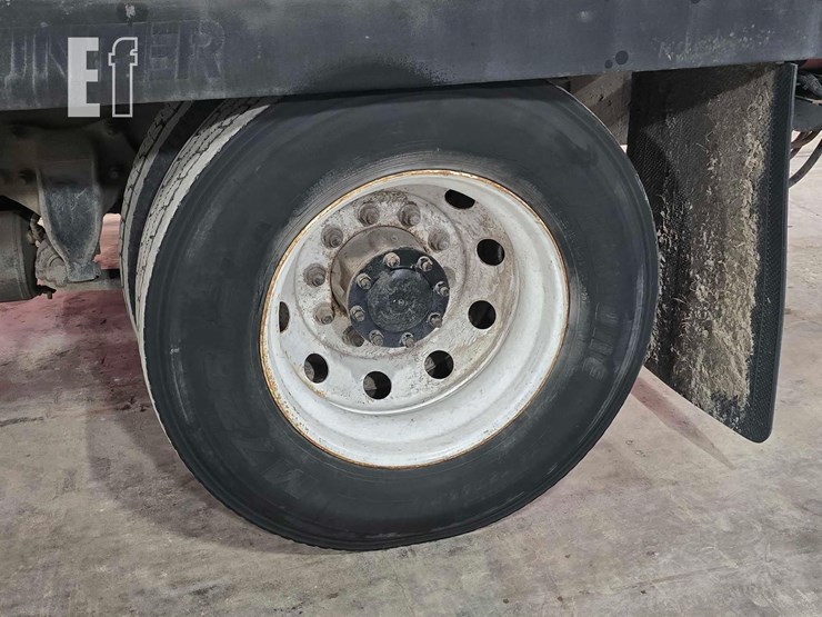 2013-freightliner-business-class-m2-106-image-25