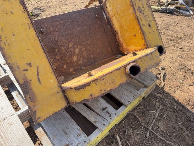 caterpillar-seat/fuel-tank-image-7