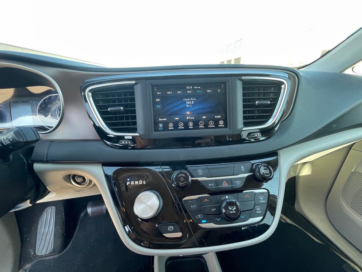 #1516-•-2020-chrysler-voyager-mini-van-(has-wi-title)-image-7