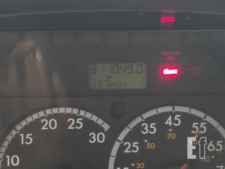 2004-freightliner-business-class-m2-106-image-11