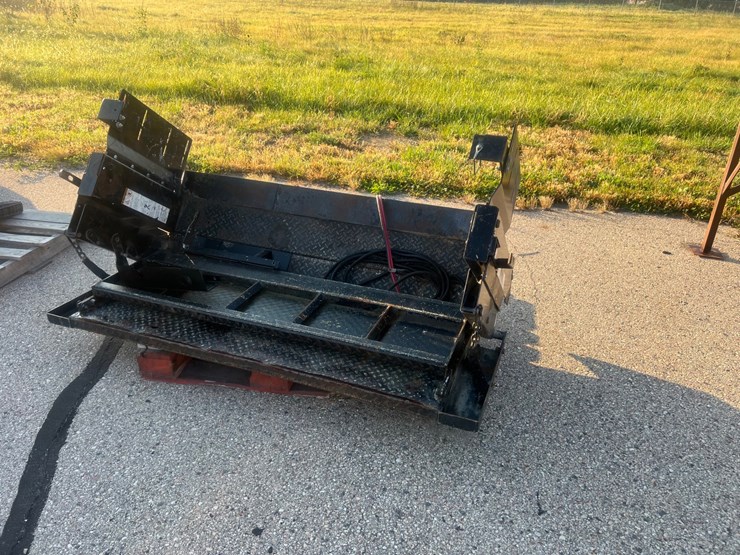 #1514-•-1,300-lb.-electric-tommy-gate-image-1