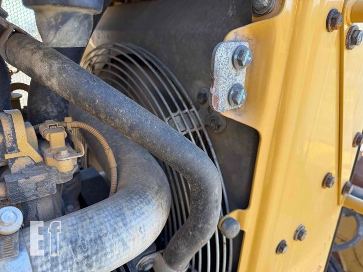 2020-caterpillar-d1-image-36