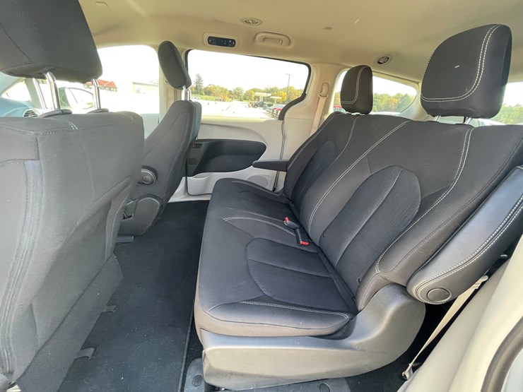 #1516-•-2020-chrysler-voyager-mini-van-(has-wi-title)-image-35