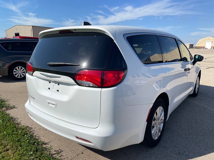 #1520-•-2020-chrysler-voyager-mini-van-(has-wi-title)-image-18