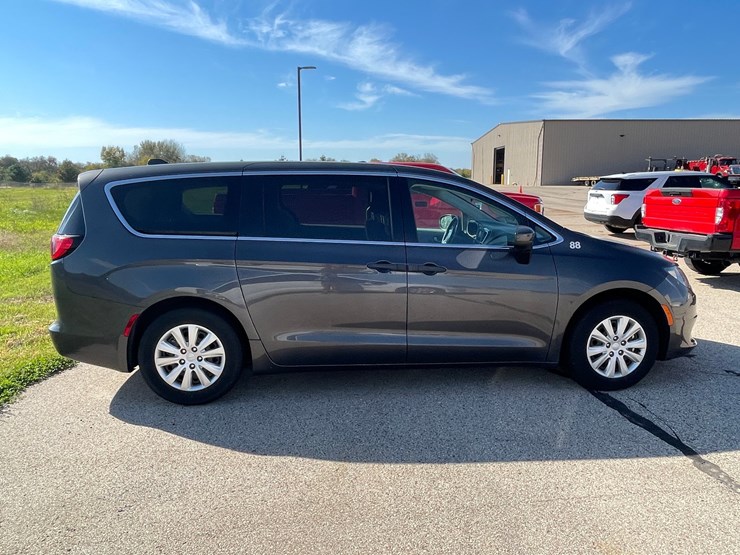 #1522-•-2021-chrysler-voyager-mini-van-(has-wi-title)-image-5