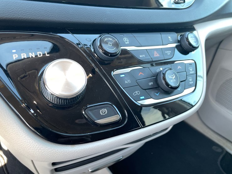 #1518-•-2020-chrysler-voyager-mini-van-(has-wi-title)-image-29