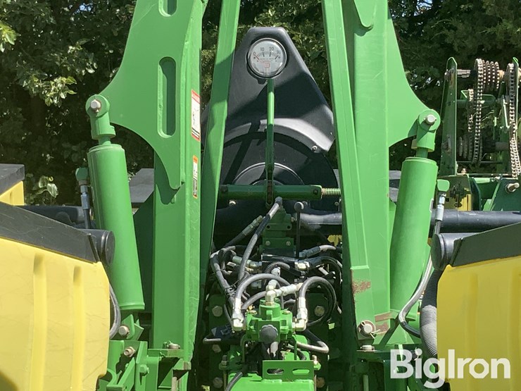 2004-john-deere-1760-maxemerge-plus-12r30"-vacuum-planter-image-17