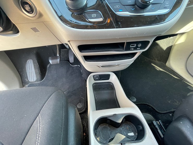 #1516-•-2020-chrysler-voyager-mini-van-(has-wi-title)-image-8