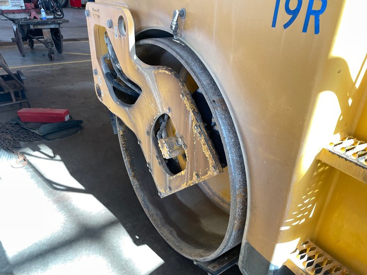 #1537-•-2010-volvo-dd70-vibratory-compactor-image-12