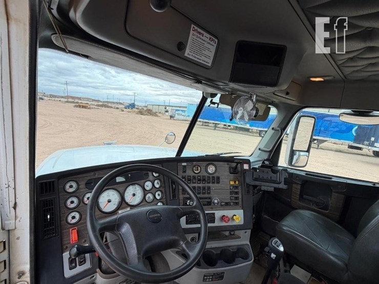 2013-freightliner-122sd-image-12