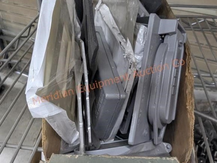wire-rolling-rack-w/-assorted-shop-supplies-image-11