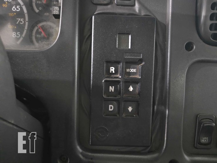 2004-freightliner-business-class-m2-106-image-14