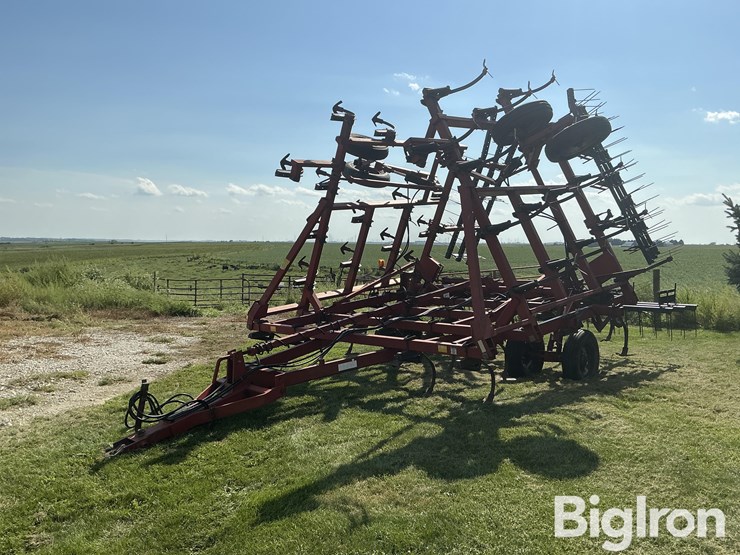case-ih-4800-vibra-shank-field-cultivator-image-1