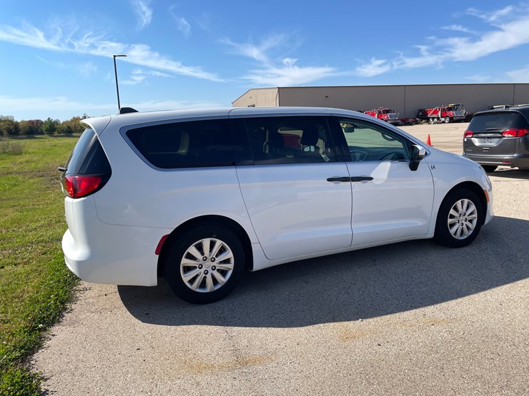 #1520-•-2020-chrysler-voyager-mini-van-(has-wi-title)-image-5