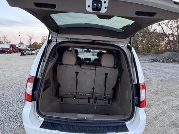 2014-chrysler-town-&-country-image-4