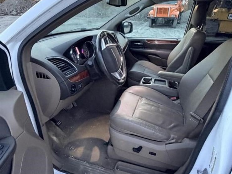 2014-chrysler-town-&-country-image-11