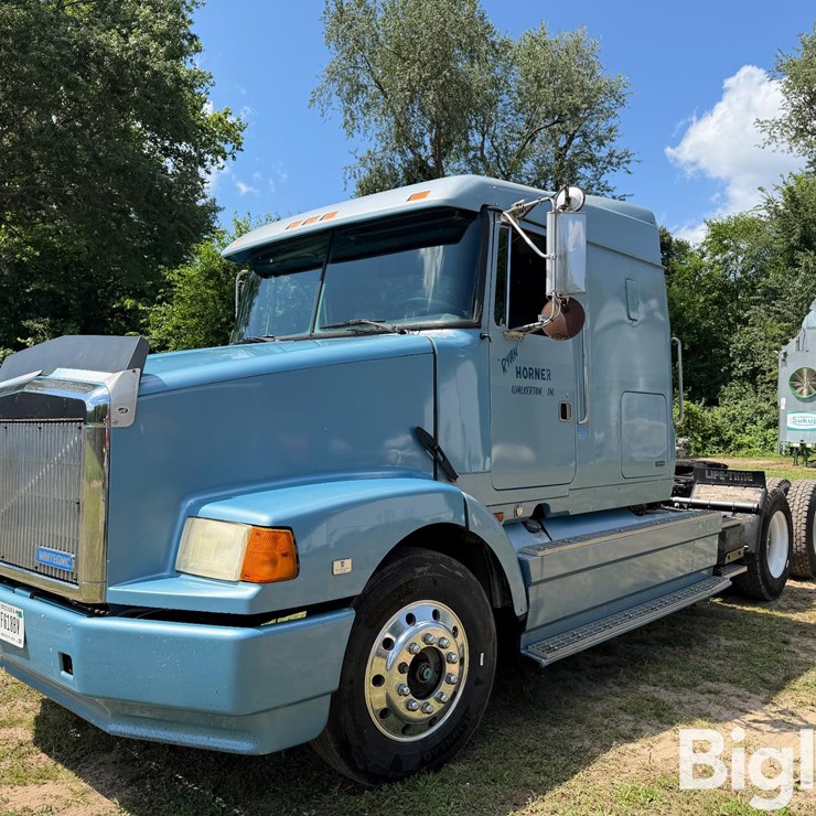 1992 WGC Integral Sleeper T/A Truck Tractor
