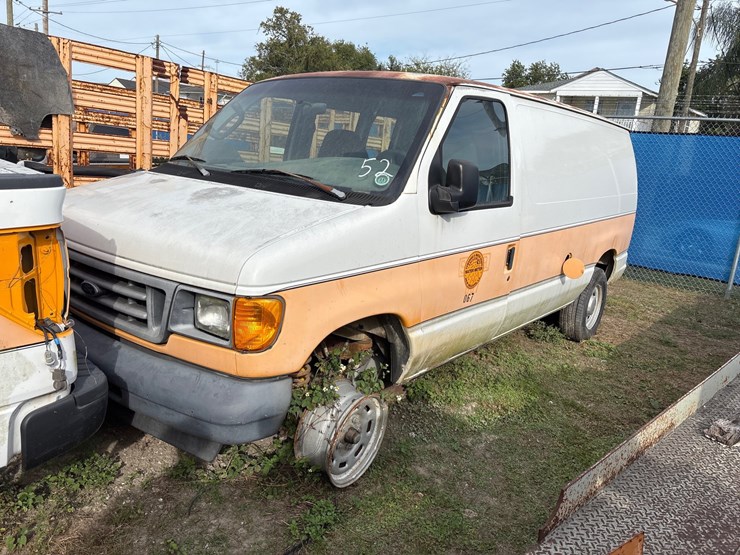 #52-•-ford-e-150-econoline-full-size-cargo-van-image-1