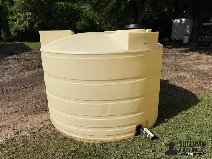 1,300-gal-poly-tank-image-3