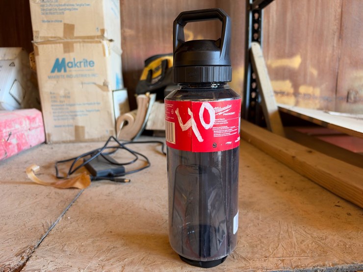 #40-•-milwaukee-packout-48oz-bottle-image-1
