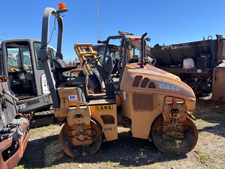 #44-•-case-dv202-compact-tandem-vibratory-roller-image-1