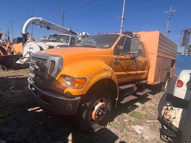 #37-•-2010-ford-f-750-super-duty-utility-truck-with-auto-crane-image-2