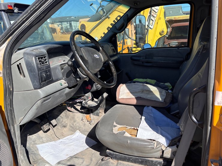 #17-•-2009-ford-f-750-super-duty-crew-cab-utility-truck-image-16