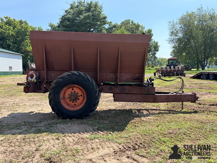 highway-equipment-company-l-70-11-8-ton-lime-spreader-image-4