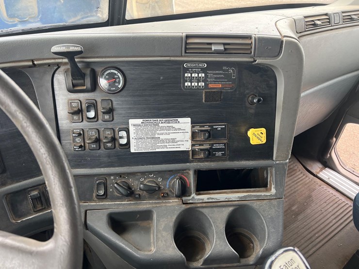 2004-freightliner-columbia-grain-truck-image-18