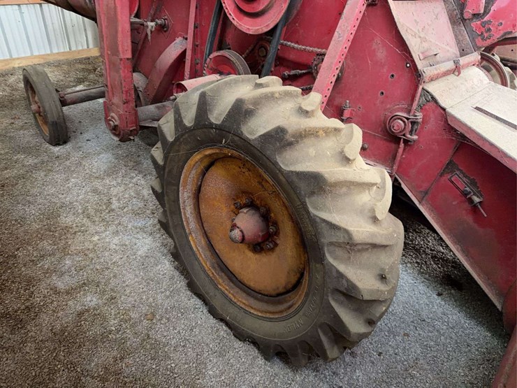 massey-harris-35-combine-image-10