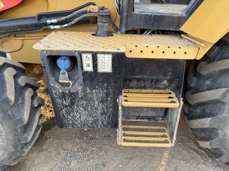 2025-caterpillar-420-image-46