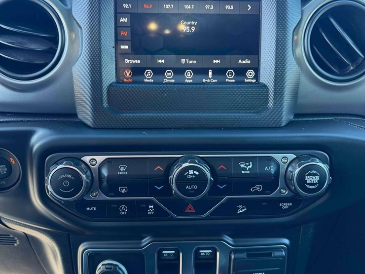 2019-jeep-wrangler-sport-image-19