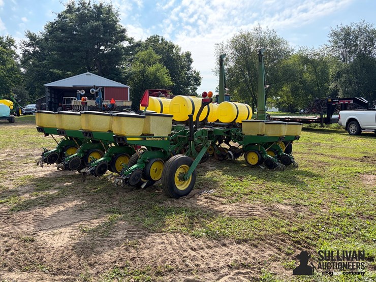 john-deere-7200-maxemerge-8r36"-corn-planter-image-5
