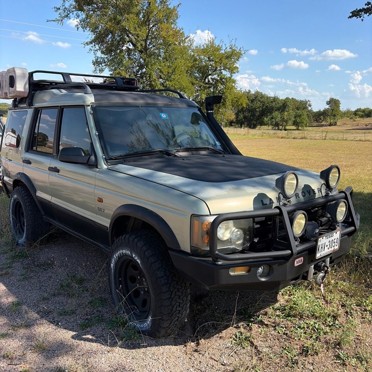 #50 • 2003 Land Rover SE7 discovery SUV 2003 Land Rover Discovery SE is a full-time four-wheel-drive luxury SUV powered by a 4.6-liter V8 engine generating 217 horsepower and 300 lb-ft of torque