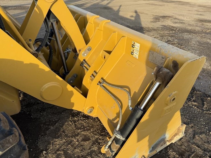 2025-caterpillar-420-image-31
