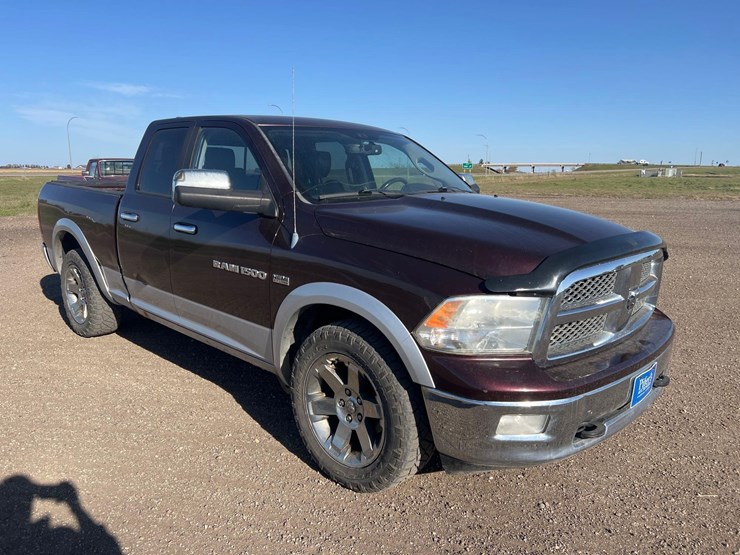2012-dodge-ram-1500-laramie-pickup-image-3