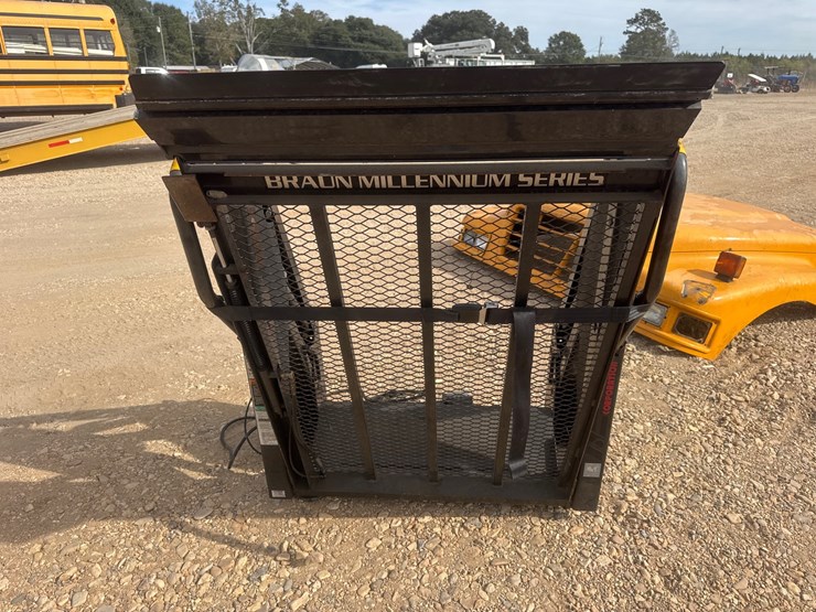 #9015-•-braun-millennium-series-wheel-chair-lift-for-school-bus-image-3