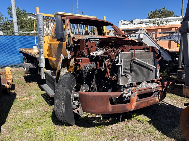 #46-•-ford-550-flatbed-cab-chassis-truck-with-headache-rack-image-2