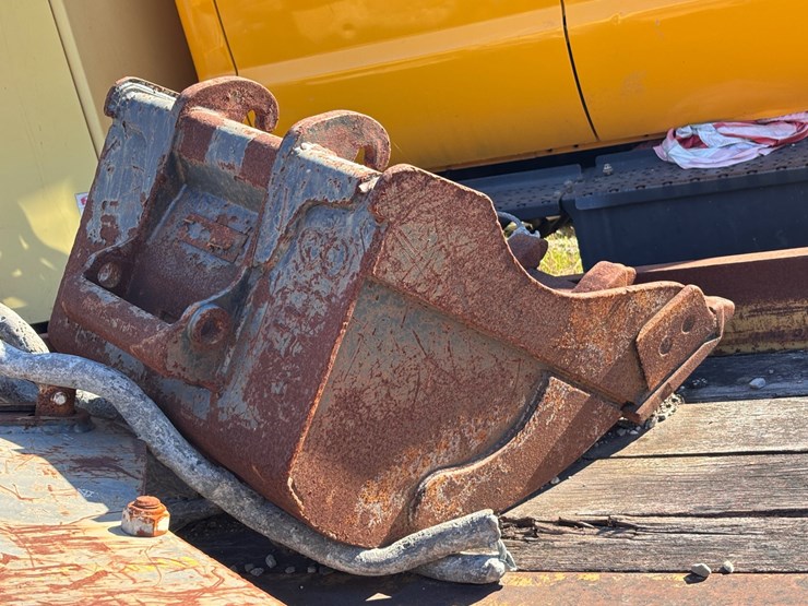 #13-•-24"-steel-excavator-digging-bucket-attachment-image-4