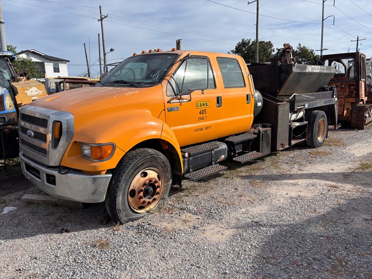 #49-•-ford-f-750-super-duty-unitized-asphalt-patcher-truck-image-1