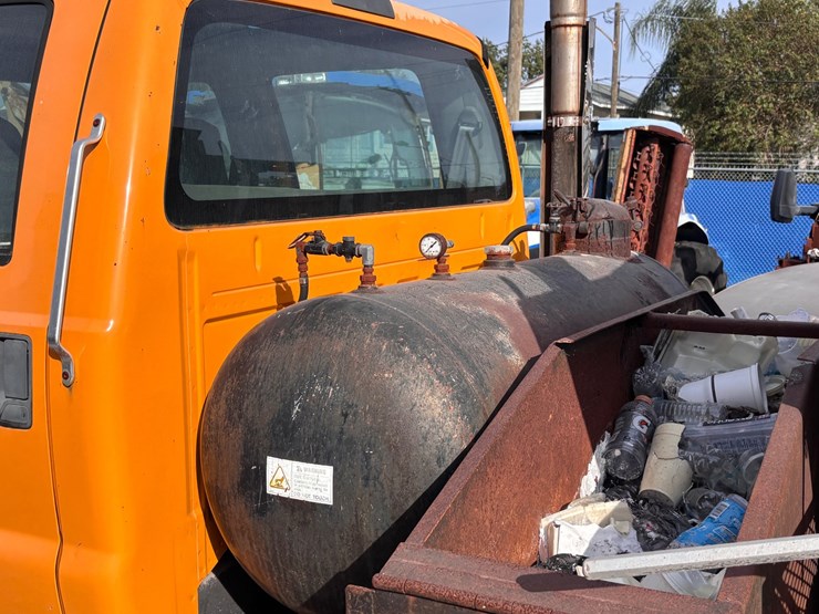 #49-•-ford-f-750-super-duty-unitized-asphalt-patcher-truck-image-21
