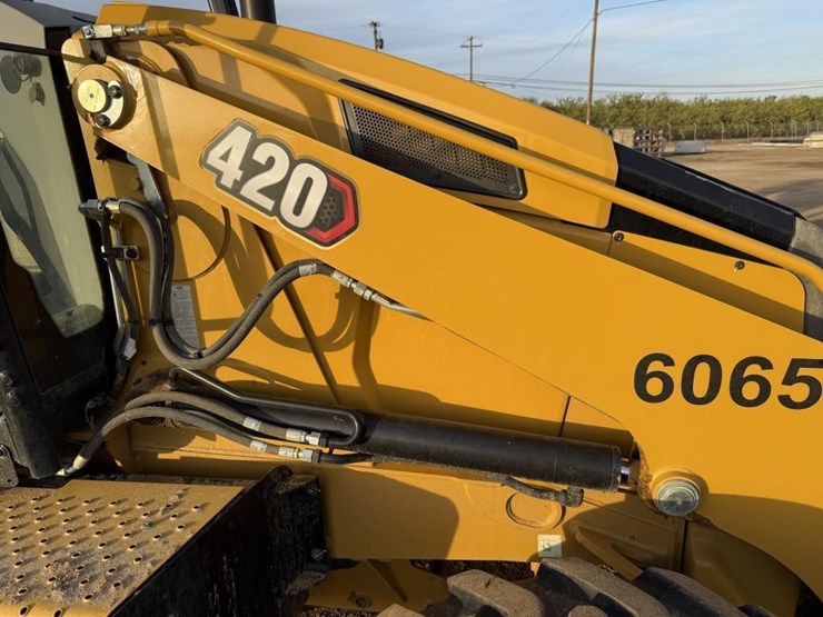 2025-caterpillar-420-image-34